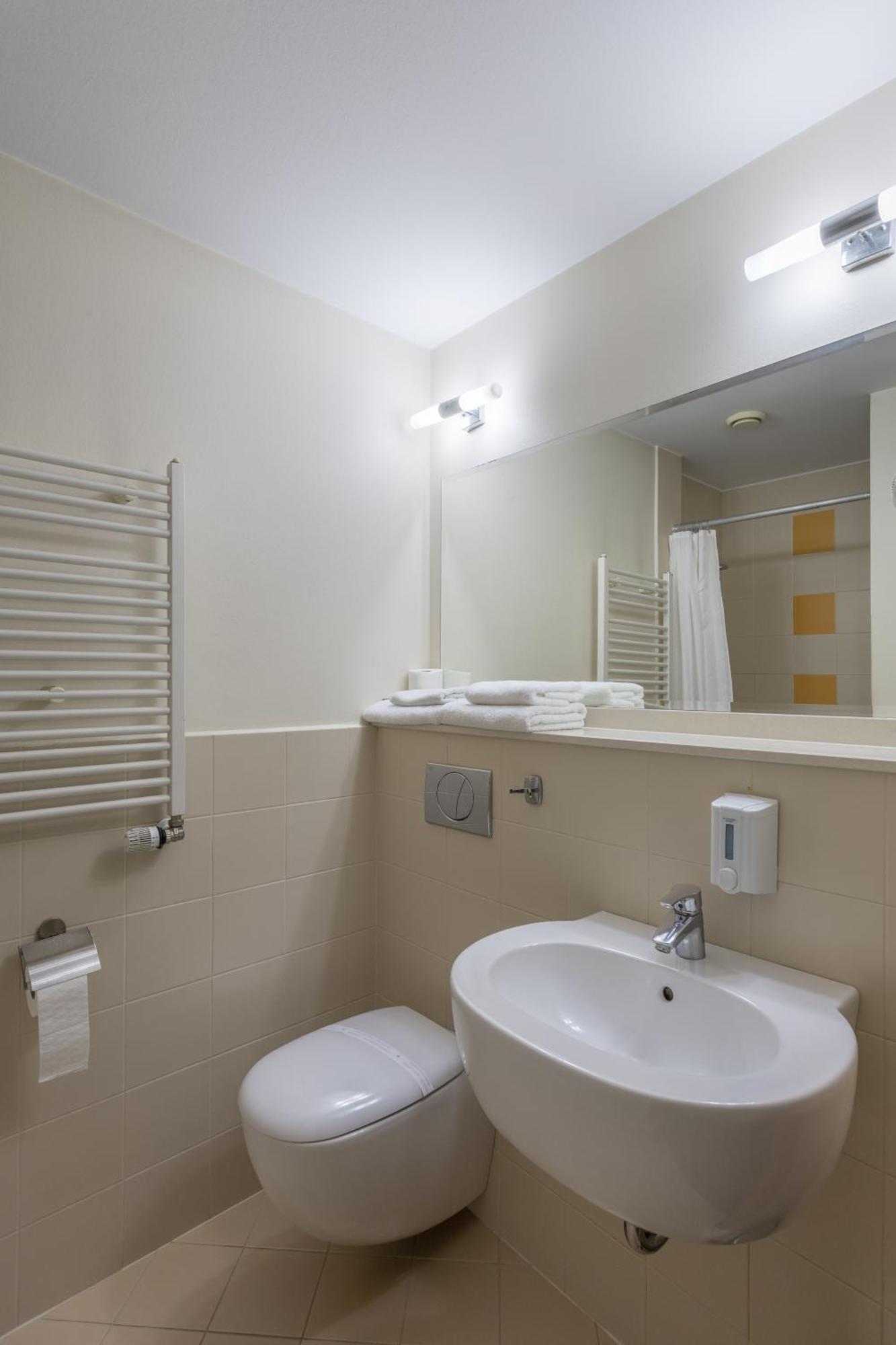 Hotel Orange Przeźmierowo Buitenkant foto